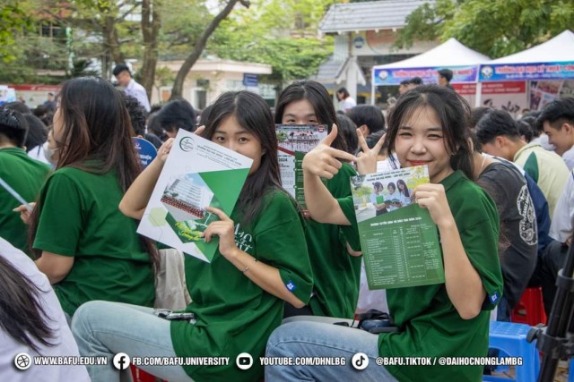 Trường Đại học Nông – Lâm Bắc Giang đồng hành cùng các em học sinh Trường THPT Thái Thuận