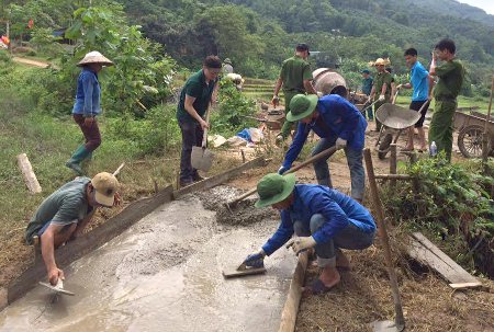 Thăm, động viên đoàn tình nguyện tham gia tái cơ cấu nông nghiệp tại xã Cốc Mỳ, huyện Bát Xát